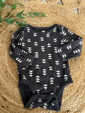 Tea collection Geometric Bodysuit. size 6-9mo